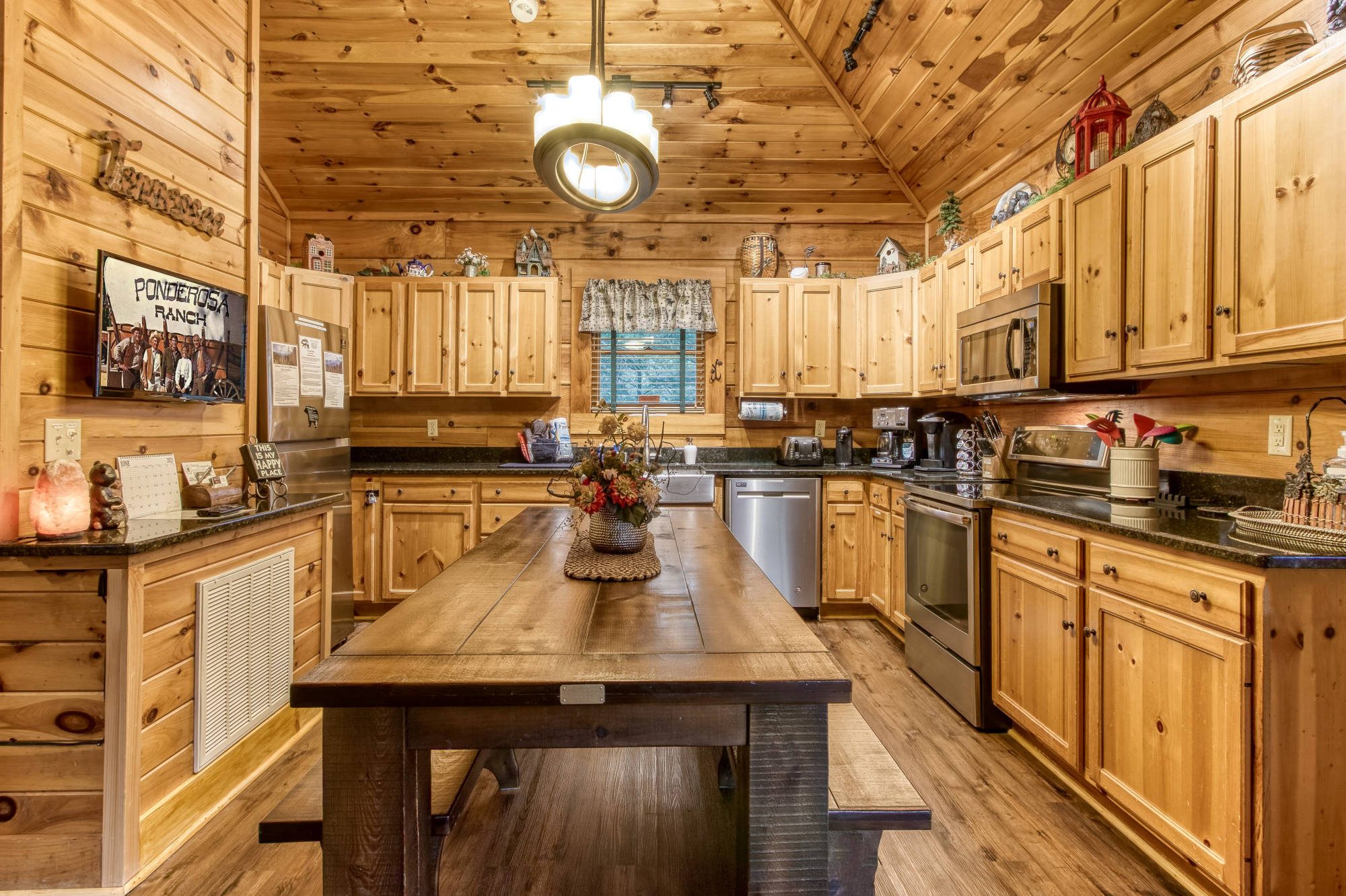Large open kitchen and seating for 10 to 12 people New appliances & Roku HDTV.